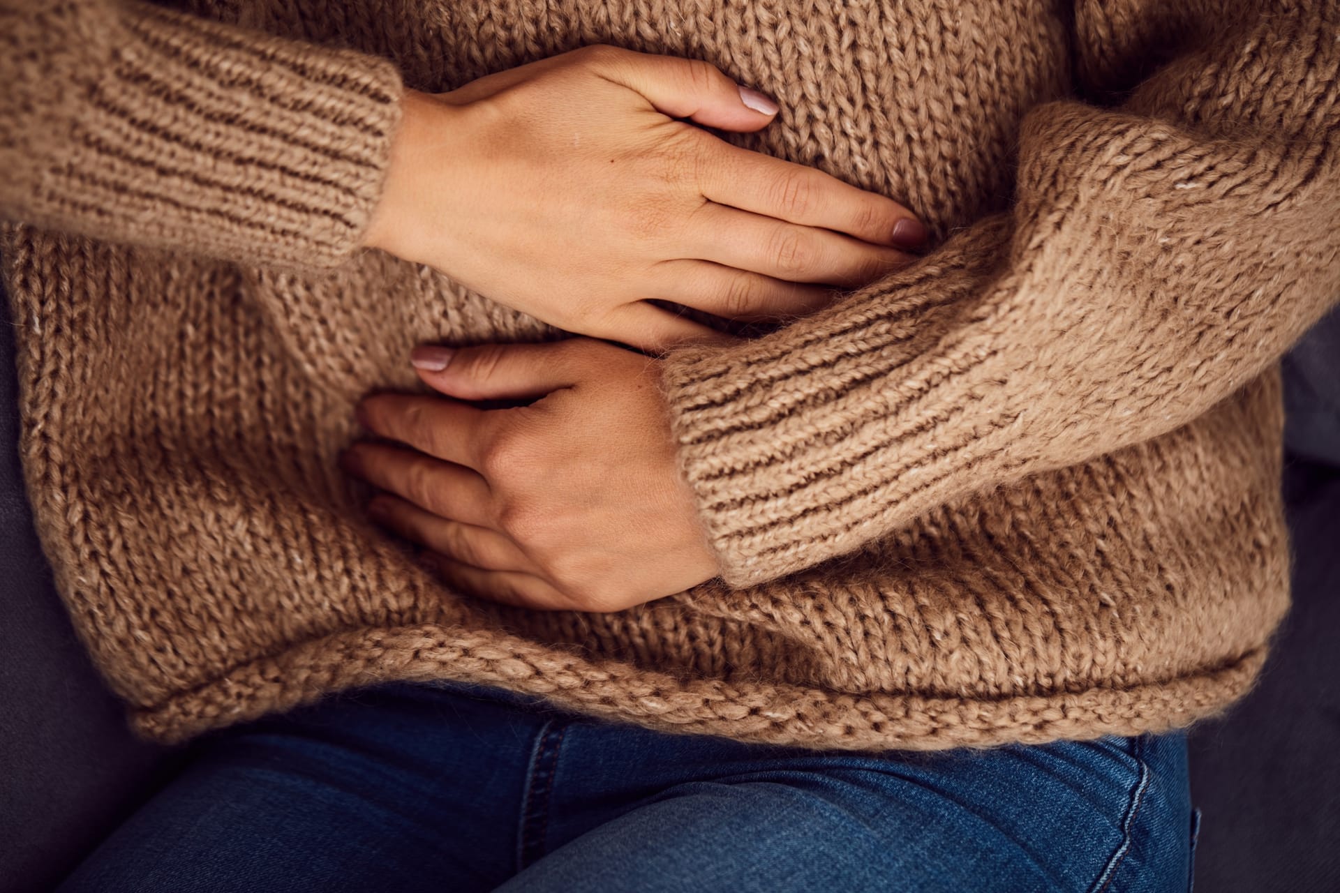 Photo de femme présentant des maux de ventre et douleurs liées à l'endométriose